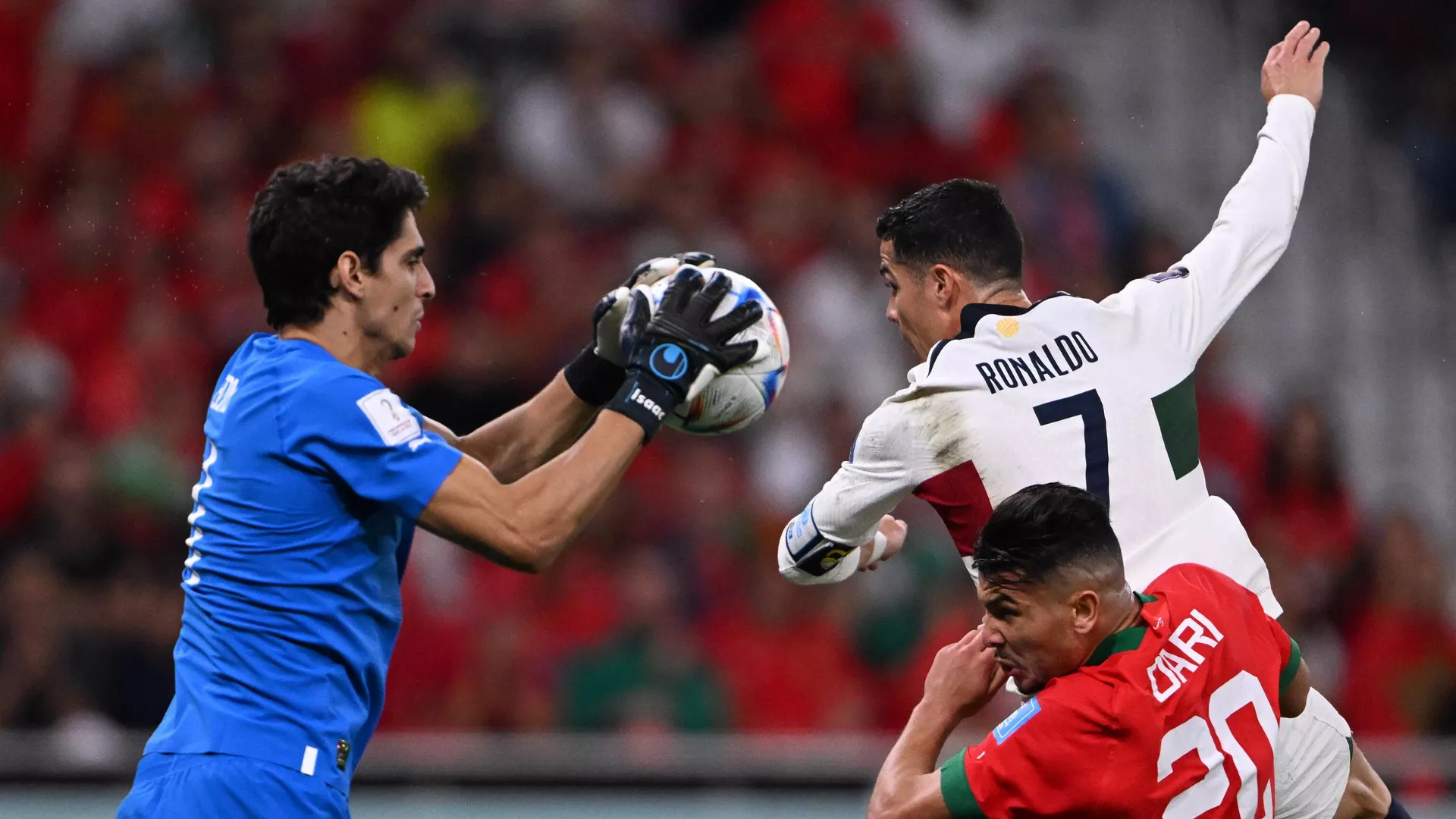 حارس منتخب المغرب يحقق حلم طفل فلسطيني مبتور القدم... فيديو