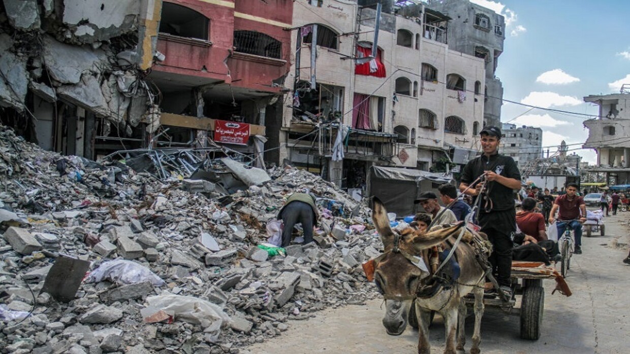 مواطنون فلسطينيون يخرجون من منازلهم تحت وطأة القصف الإسرائيلي الشديد / Gettyimages.ru