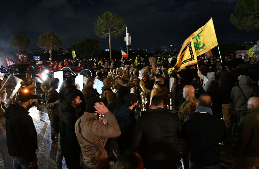 محتجون يقطعون الطريق أمام مطاار بيروت الدولي. / Gettyimages.ru